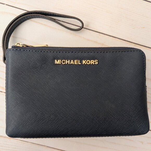 Michael Kors Bucket Bag with Detatchable Crossbody Strap & Matching Wristlet - Picture 9 of 12